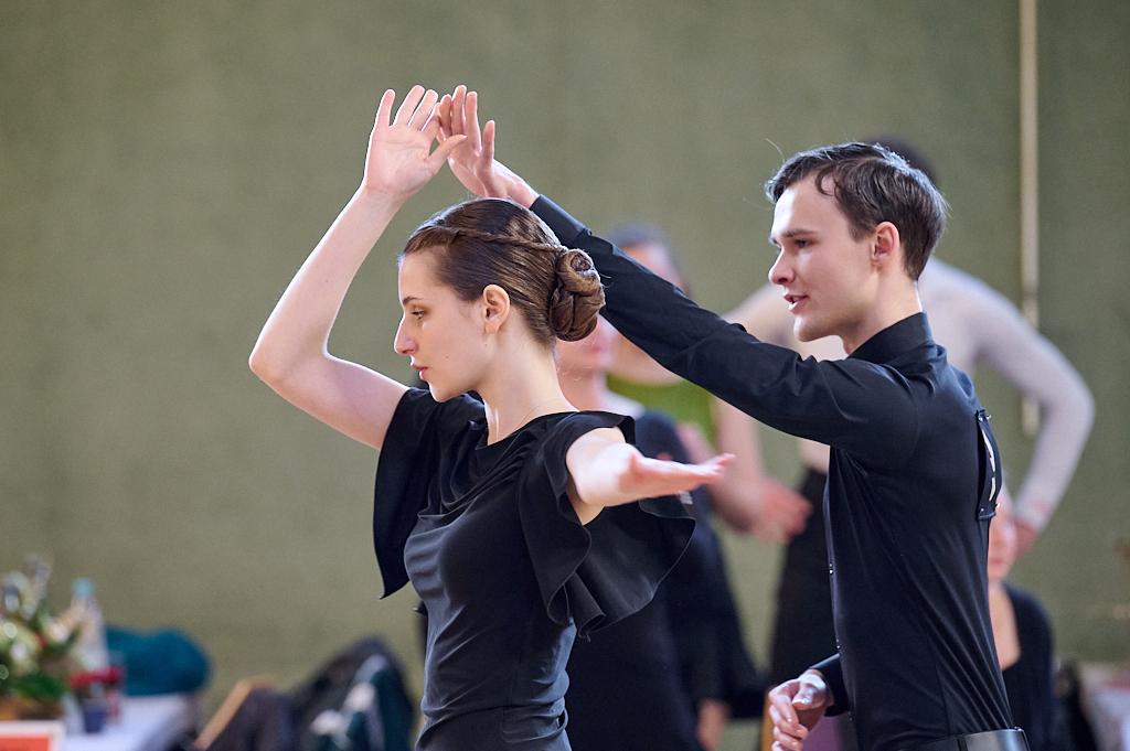 Tanzpaar in eleganter Kleidung w&auml;hrend einer Tanzauff&uuml;hrung, der Mann h&auml;lt die H&auml;nde der Frau.