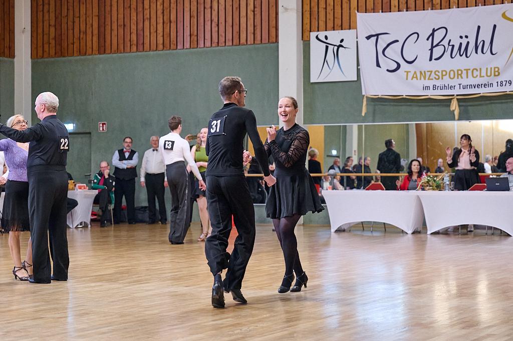 Tanzpaare pr&auml;sentieren sich auf einer Tanzfl&auml;che w&auml;hrend einer Wettkampfveranstaltung des TSC Br&uuml;hl.