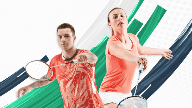 Zwei Badmintonspieler in Aktion, einer mit Schläger links, die andere mit Schläger rechts, vor dynamischem Hintergrund.