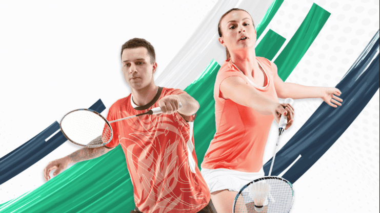 Zwei Badmintonspieler in Aktion, einer mit Schläger links, die andere mit Schläger rechts, vor dynamischem Hintergrund.