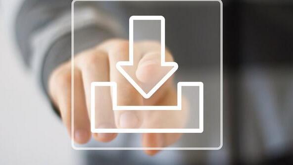 Finger tippt auf ein grafisches Download-Symbol mit Pfeil und Kontur auf einem verschwommenen Hintergrund.