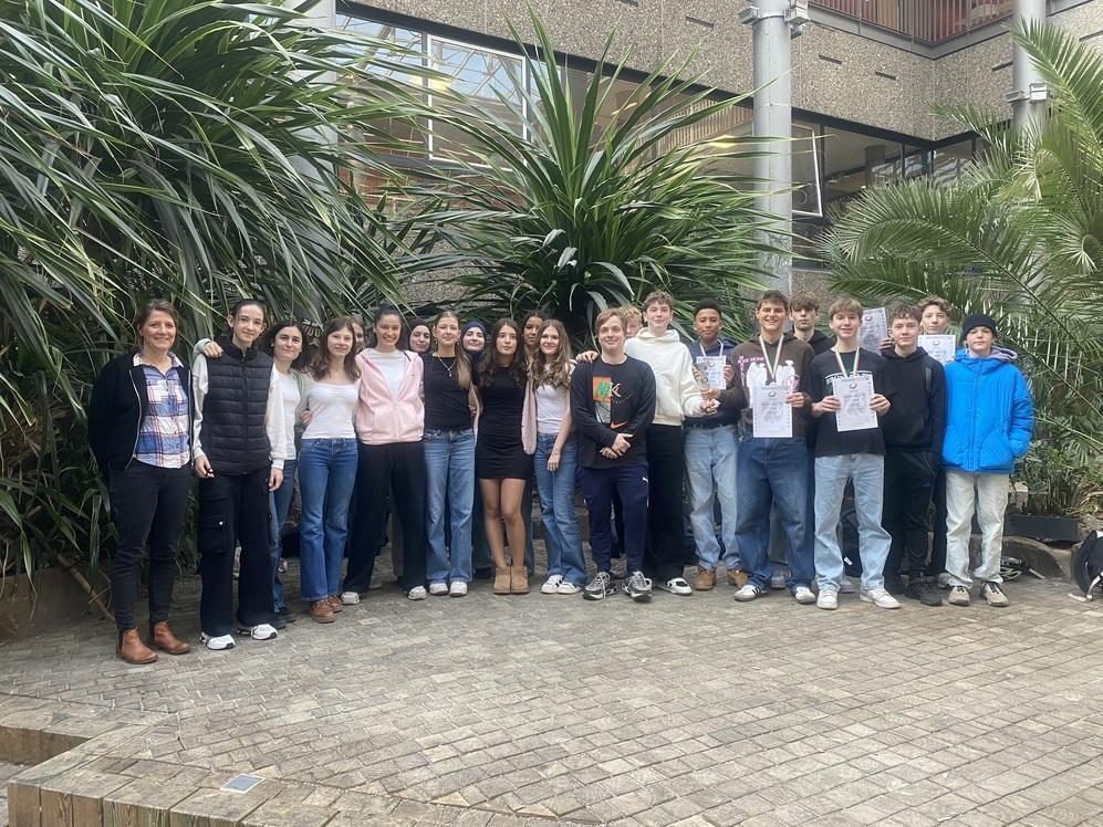 Schülerinnen und Schüler vom Max-Ernst-Gymnasium Brühl überzeugen beim Basketball-Landesfinale NRW.