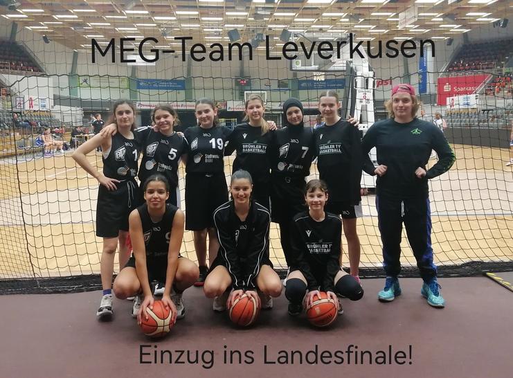 Zusammenstellung der MEG-Team Leverkusen – 10 Mädchen in schwarzer Sportkleidung mit Basketball auf einem Spielfeld.