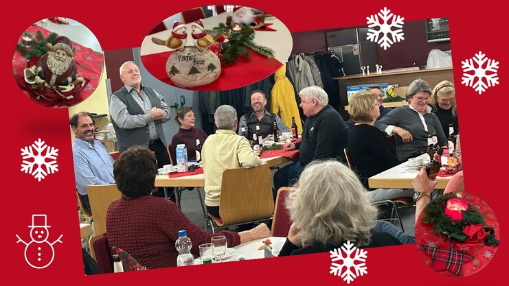 Weihnachtsfeier mit mehreren Personen, festlich dekorierten Tischen und weihnachtlichen Tischdekorationen.