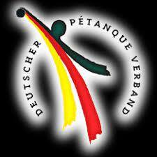 Logo des Deutschen Pétanque Verbands mit stilisiertem Spieler und den Farben schwarz, rot, gelb.