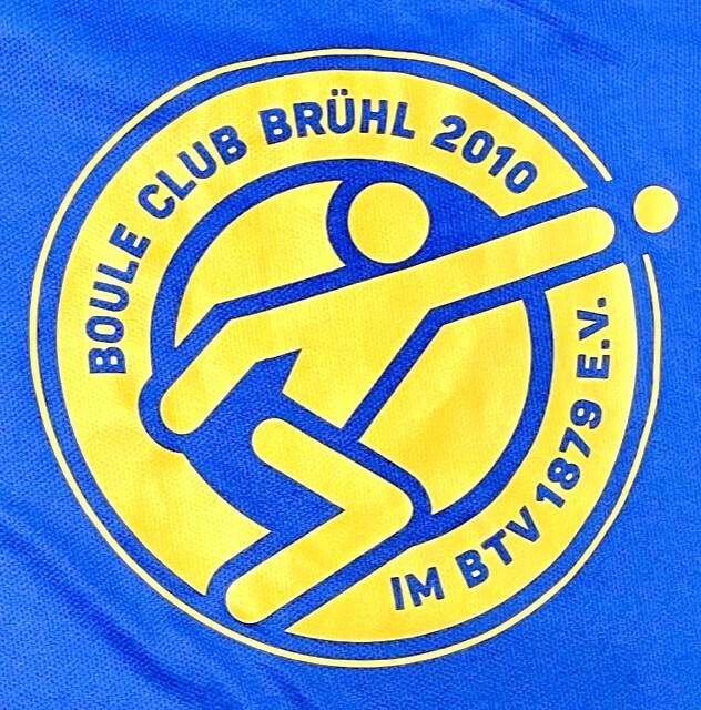 Logo des Boule Club Brühl 2010 mit stilisierter Figur, die eine Kugel wirft, in Blau und Gelb auf einer blauen Fläche.