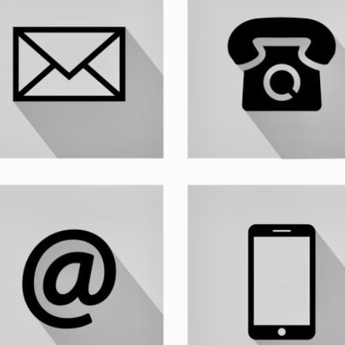 Vier Symbole für Kontaktmöglichkeiten: Briefumschlag, Telefonhörer, @-Symbol und Smartphone auf grauem Hintergrund.