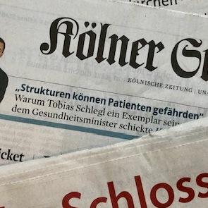 Drei Zeitungen übereinanderliegen: WochenSpiegel, Kölner Stadt-Anzeiger und Brühler Schlossbote, mit verschiedenen Überschriften.
