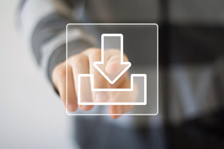 Hand drückt auf ein herunterladbares Icon mit Pfeil nach unten auf einem unscharfen Hintergrund.