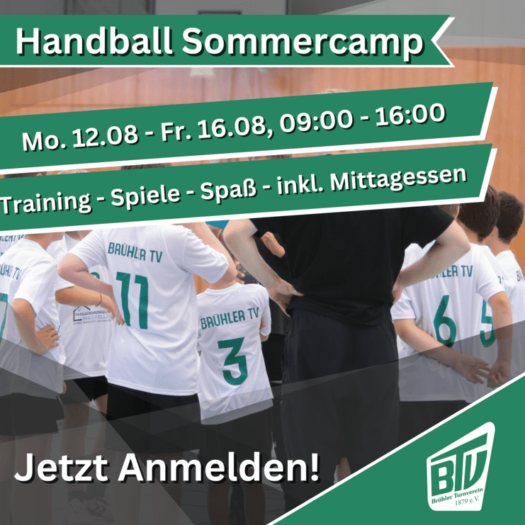 Teilnehmer in weißen T-Shirts mit „Brühler TV“ stehen in einer Halle vor einem Trainer, Werbung für ein Handball-Sommercamp.