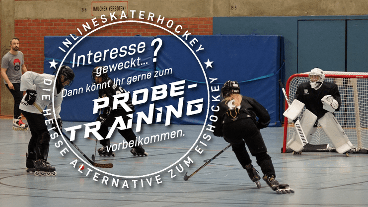 Vier Spieler in Schutzausrüstung spielen Inline-Skaterhockey in einer Sporthalle, ein Torwart steht im Tor.