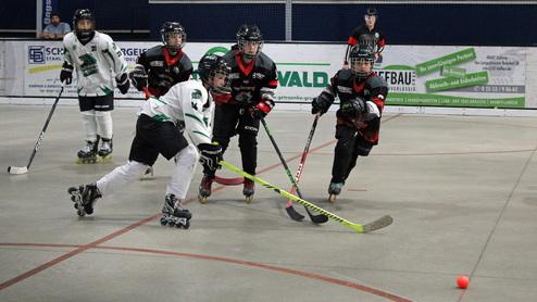 Spielsituation der Sch&uuml;ler des BTV Falcons Br&uuml;hl der Sch&uuml;ler gegen die Moskitos Essen beim Pfingsturnier 2025 in Ahaus Essen