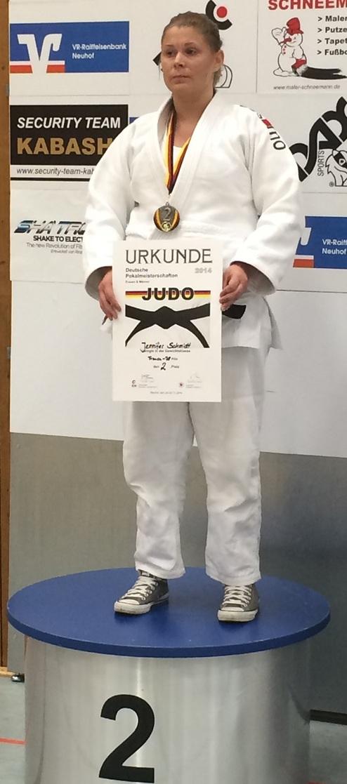 Judoka steht auf dem zweiten Podestplatz mit Urkunde und Medaille bei den Deutschen Pokalmeisterschaften 2014.