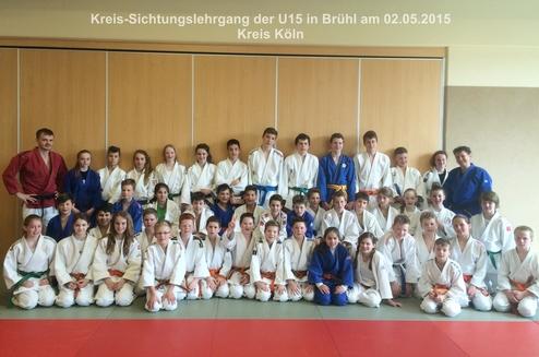 Gruppenshot von Jugendlichen in Judogis während eines Lehrgangs, stehen auf einer Judomatte in Brühl.