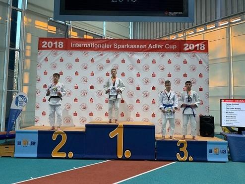 Vier Sportler in Judogis stehen auf dem Siegerpodest des Internationalen Sparkassen Adler Cups 2018.