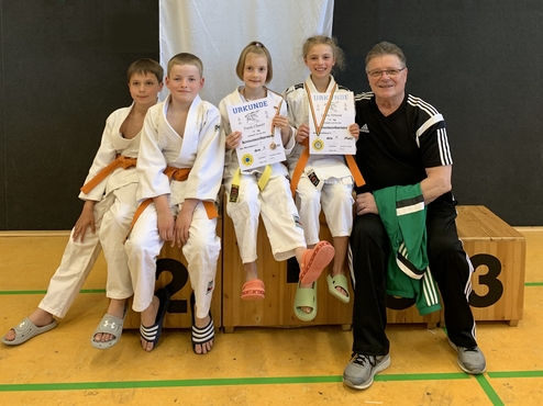 Die BTV-Mädchen  ekämpften sich eine Silber-/ Bronzemedaille. Die Jungen freuten sich über Ihre Gold- bzw. Silbermedaille.