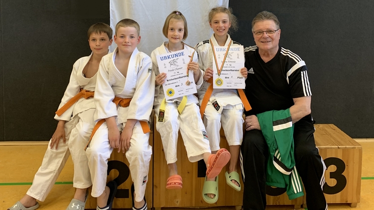 Die BTV-M&auml;dchen  ek&auml;mpften sich eine Silber-/ Bronzemedaille. Die Jungen freuten sich &uuml;ber Ihre Gold- bzw. Silbermedaille.