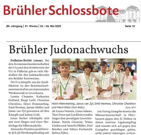 Gruppe von fünf Jungen in Judoanzügen mit Medaillen und Urkunden auf einem Judoplätze.