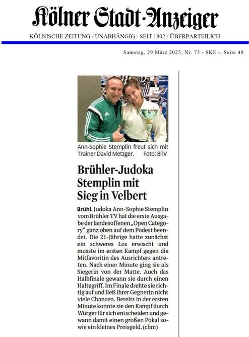 Paar mit Pokal: Ann-Sophie Stemplin und Trainer David Metzger posieren glücklich in einem Judokampfsport-Setting.