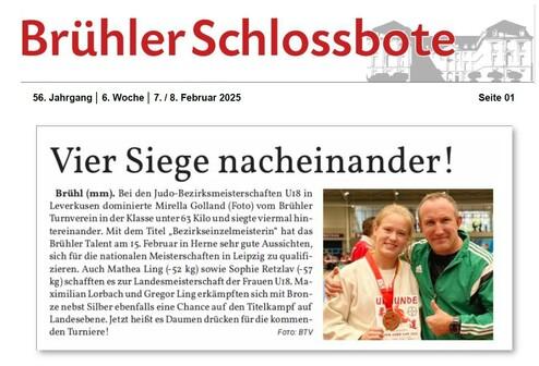 Mirella Golland mit Medaille und Trainer lächeln in der Sporthalle nach den Judo-Bezirksmeisterschaften.