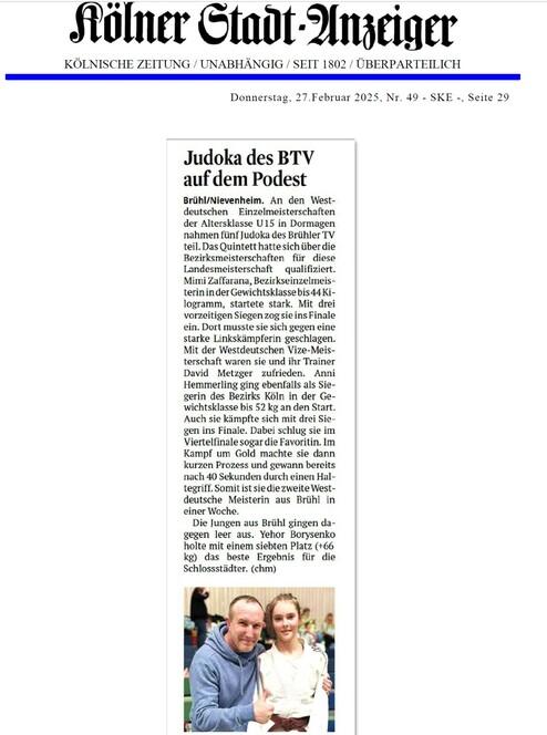 Bild von einem Trainer und einer jungen Judoka mit Medaille, lächelnd in Sportkleidung und einer Turnhalle im Hintergrund.