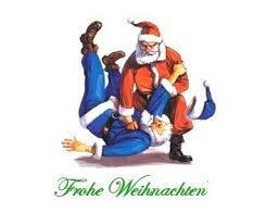 Illustration von Santa Claus, der einen blauen Weihnachtsmann auf den Boden dr&uuml;ckt, mit &bdquo;Frohe Weihnachten&ldquo; im unteren Bereich.