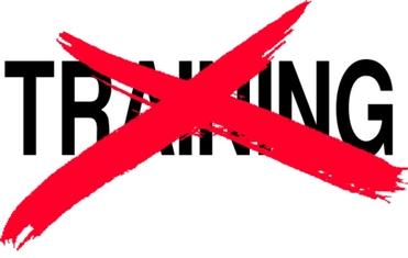 Text &bdquo;TRAINING&ldquo; mit rotem Durchstrich auf wei&szlig;em Hintergrund.