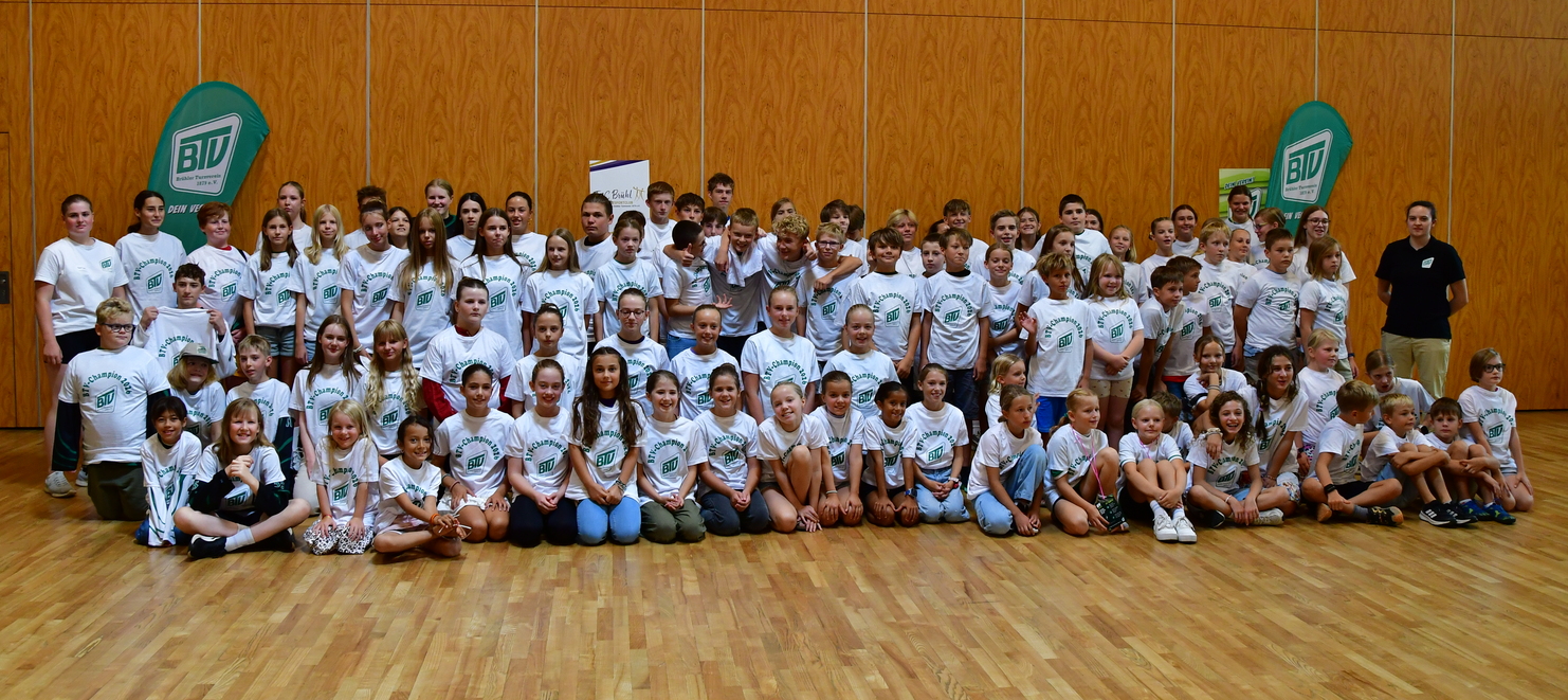 Gruppenbild aller Kinder und Jugendlichen, die bei der Kinder- und Jugendehrung 2026 geehrt wurden