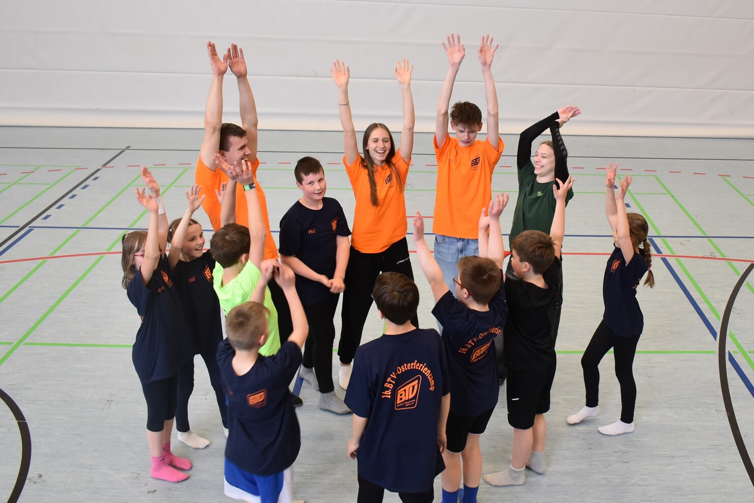 lachende Kinder und Betreuer im Abschlusskreis eines Camps