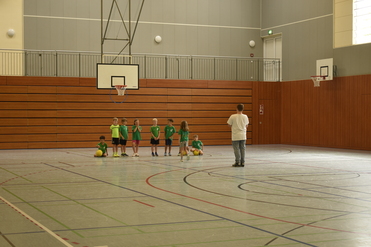 Kinder beim Basketball