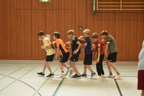 Kinder beim Basketball-Aufw&auml;rm-Spiel
