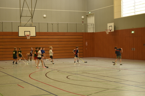 Kinder und Jugendliche die Hockey spielen