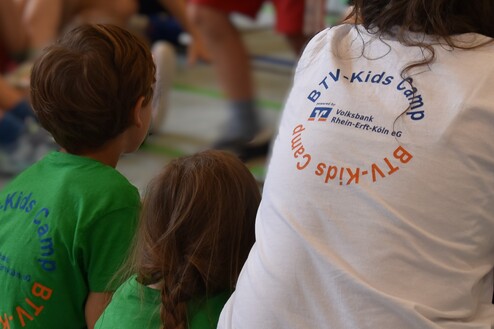 Kinder sitzen im Kreis beim BTV Kids Camp