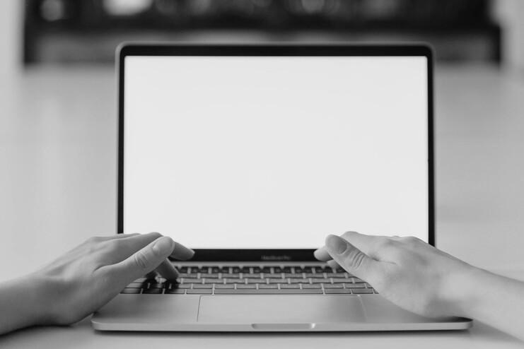 Online-Arbeit Computer mit weißem Screen auf einem Tisch