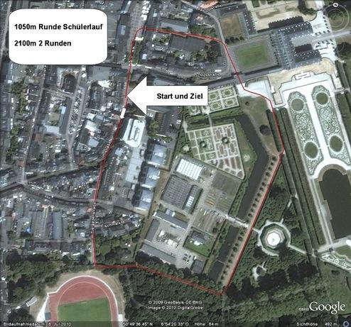 Luftbild einer Laufstrecke mit Markierung für Start, Ziel und Rundenlängen von 1050m und 2100m.