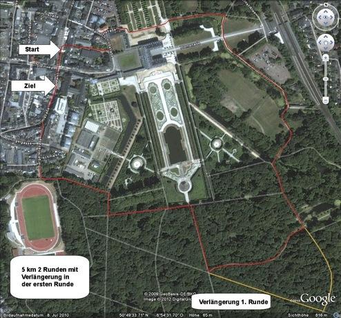 Luftaufnahme eines Rundkurses für einen 5 km-Lauf mit Markierungen für Start, Ziel und Verlängerung in einer Parklandschaft.