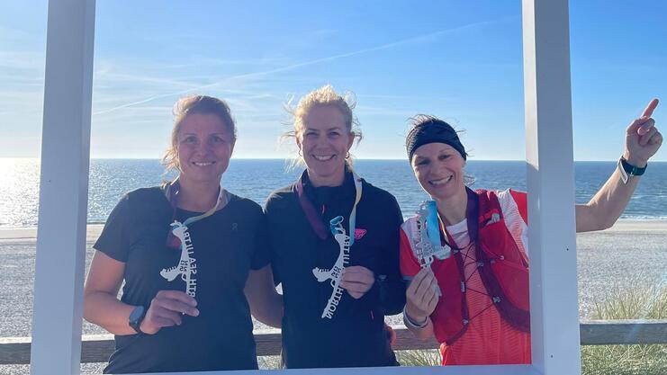 Julia Berninger, Melanie Meyer und Ines Birk nach dem Staffellauf von 111 km über Sylt. Drei Ultraläuferinnen des Brühler Turnvereins liefen letzten Samstag in einer 3er Staffel die 111km, Julia Berninger, Melanie Meyer und Ines Birk haben auf Sylt am North Sea Ultra teilgenommen. Nach 12:05 Stunden war das Ziel erreicht und der 6.