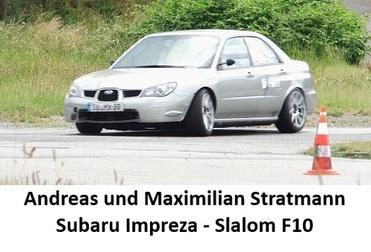 Silberner Subaru Impreza beim Slalomfahren auf einer Rennstrecke, mit einem Hütchen als Zielmarkierung.