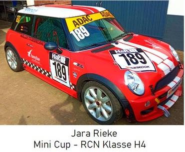 Rot lackierter Rennmini mit der Startnummer 189 steht auf einem Parkplatz, dekoriert mit Sponsorenlogos und Rennstreifen.