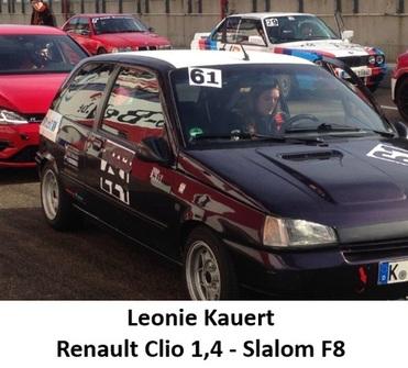 Leonie Kauert im Renault Clio 1,4, bereit für das Slalom-Rennen an einer Motorsportstrecke.
