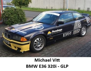 BMW E36 320i von Michael Vitt, lackiert in Blau mit gelben Akzenten und Werbeaufklebern, steht auf einem Parkplatz.