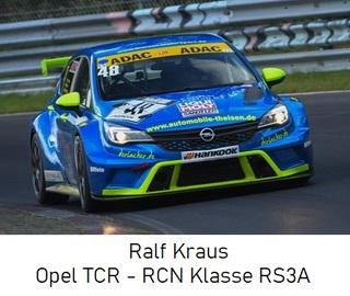 Rennwagen Opel TCR von Ralf Kraus auf einer Rennstrecke, beschleunigend in der ADAC RCN Klasse RS3A.
