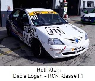Renntourenwagen Dacia Logan mit der Startnummer 417 in der Boxengasse, beschriftet mit ADAC.