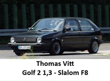 Schwarzer VW Golf 2 1,3 fährt auf einer Slalomstrecke mit grünem Hintergrund.