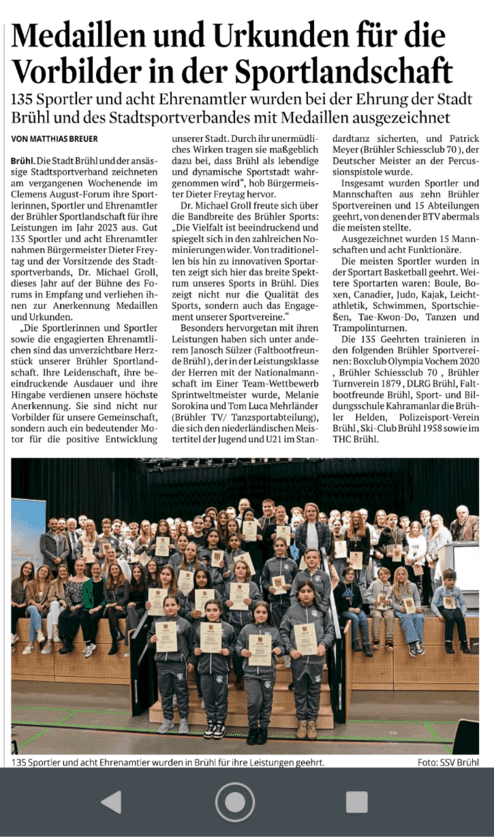 Gruppenshot von 135 Sportlern und acht Ehrenamtlern mit Urkunden auf einer Bühne in Brühl während einer Ehrungsveranstaltung.