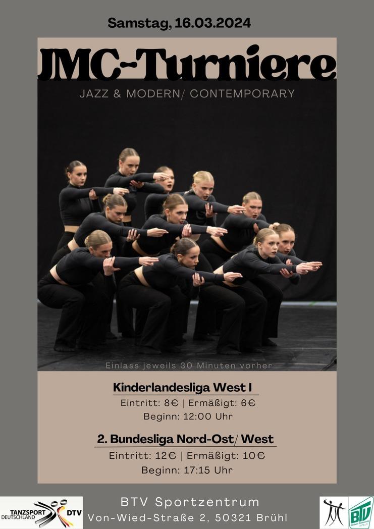 Gruppe von Tänzerinnen in engen schwarzen Outfits zeigt synchronisierte Bewegungen auf einer Bühne.