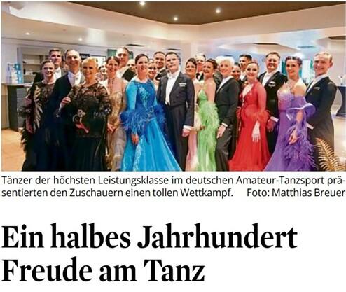 Gruppe von Tanzpaaren in festlicher Garderobe bei einem Wettbewerb im Amateur-Tanzsport in einem eleganten Saal.