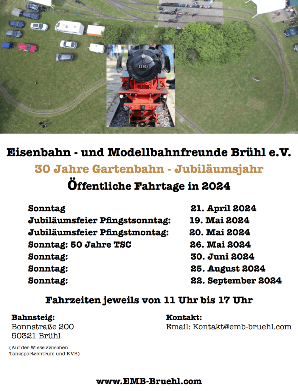 Luftaufnahme eines Modellbahnfestivals mit Lok, Schienen und Autos, sowie Terminen für öffentliche Fahrten 2024.