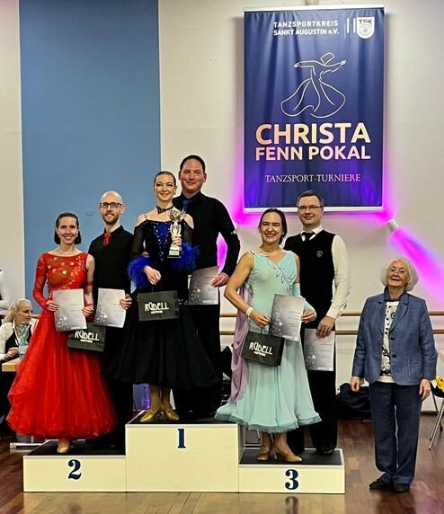 Siegerpodium mit Tanzpaaren, Pokal und Urkunden nach dem Christa Fenn Pokal in Sankt Augustin.