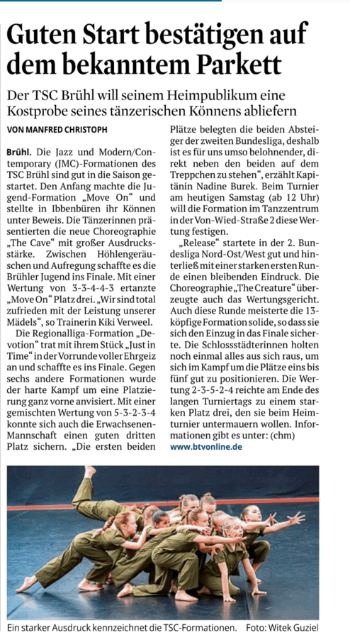 Tanzformation aus mehreren Mädchen in dynamischer Pose auf einer Bühne, gestikulierend und Ausdrucksstark.